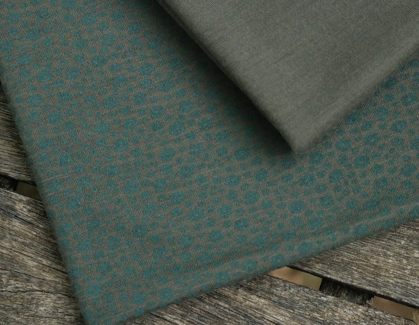 Bio Merino Singlejersey, Blümchenmeer auf Raucholiv
