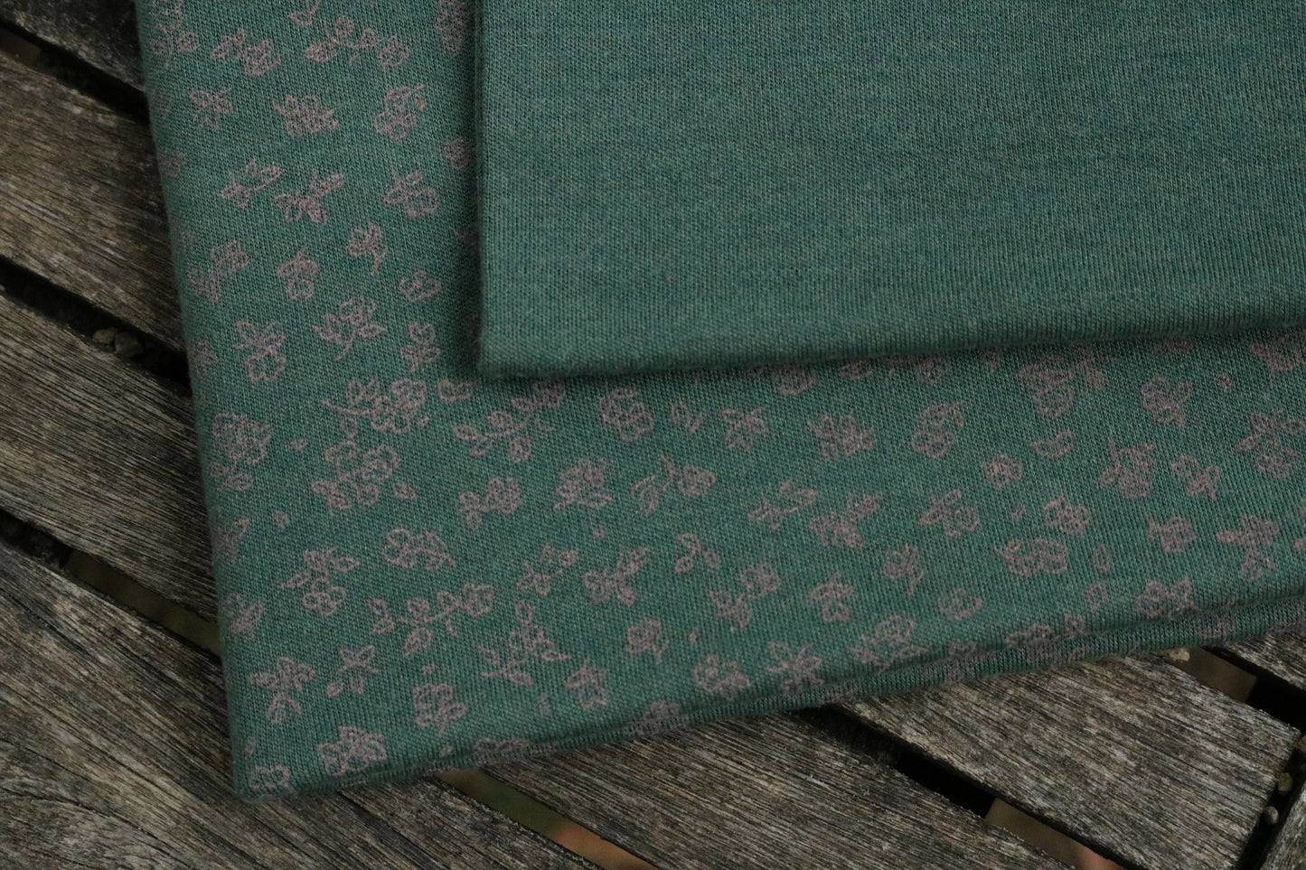 Bio Wolle/Seide Interlockjersey Zauberwaldblumen auf Patinagrün