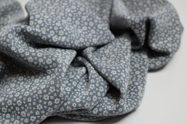 B-Ware Reststück 1m, Bio Wolle/Seide Jersey flauschig, Blümchenmeer auf taubenblau (kbT, mulesingfrei) – Bild 2