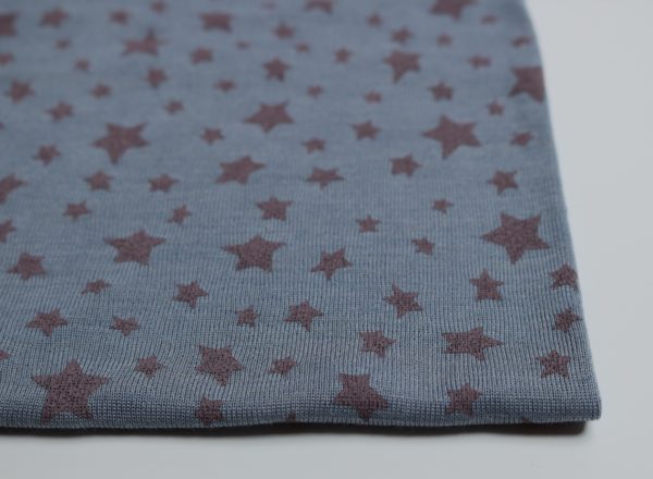 C-Ware Reststück 1 m, Bio Wolle/Seide Jersey flauschig, Sterne auf taubenblau (kbT, mulesingfrei)