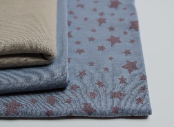 C-Ware Reststück 1 m, Bio Wolle/Seide Jersey flauschig, Sterne auf taubenblau (kbT, mulesingfrei) – Bild 6
