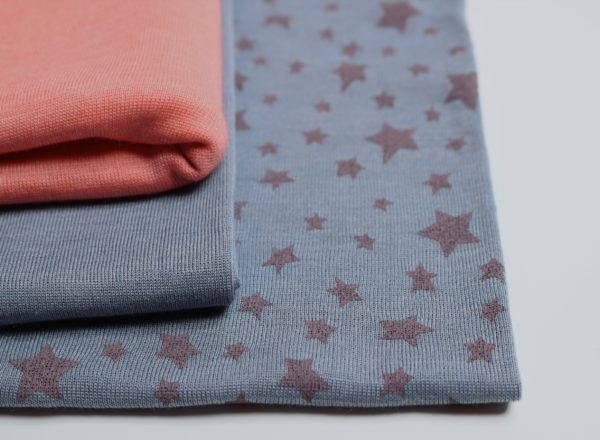 C-Ware Reststück 1 m, Bio Wolle/Seide Jersey flauschig, Sterne auf taubenblau (kbT, mulesingfrei) – Bild 7