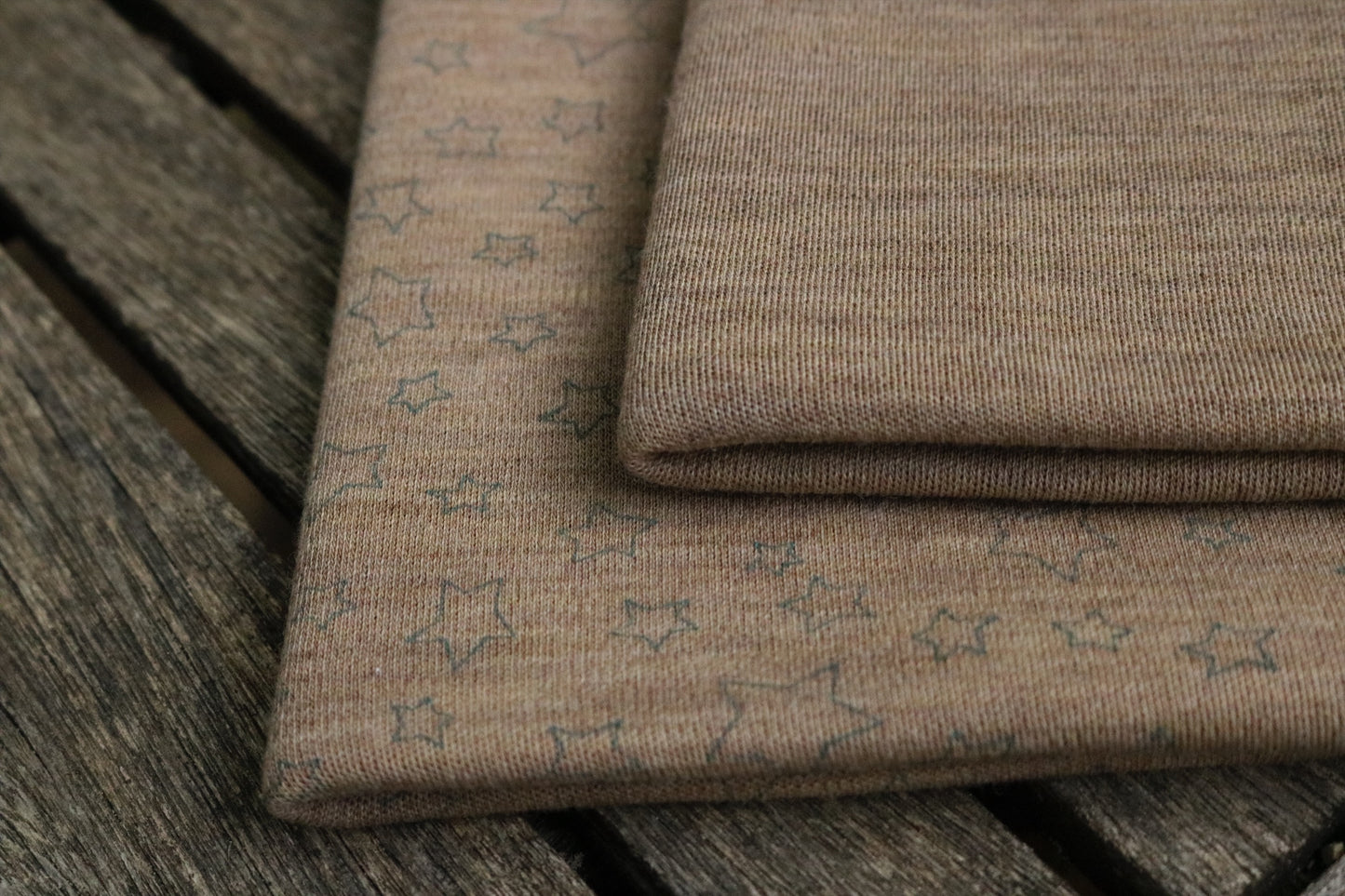 Bio Merino Interlockjersey, Sterne auf Walnuss