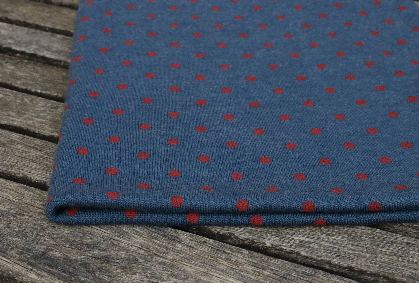 Bio Wolle/Seide Interlockjersey, rote Punkte auf Meerblau