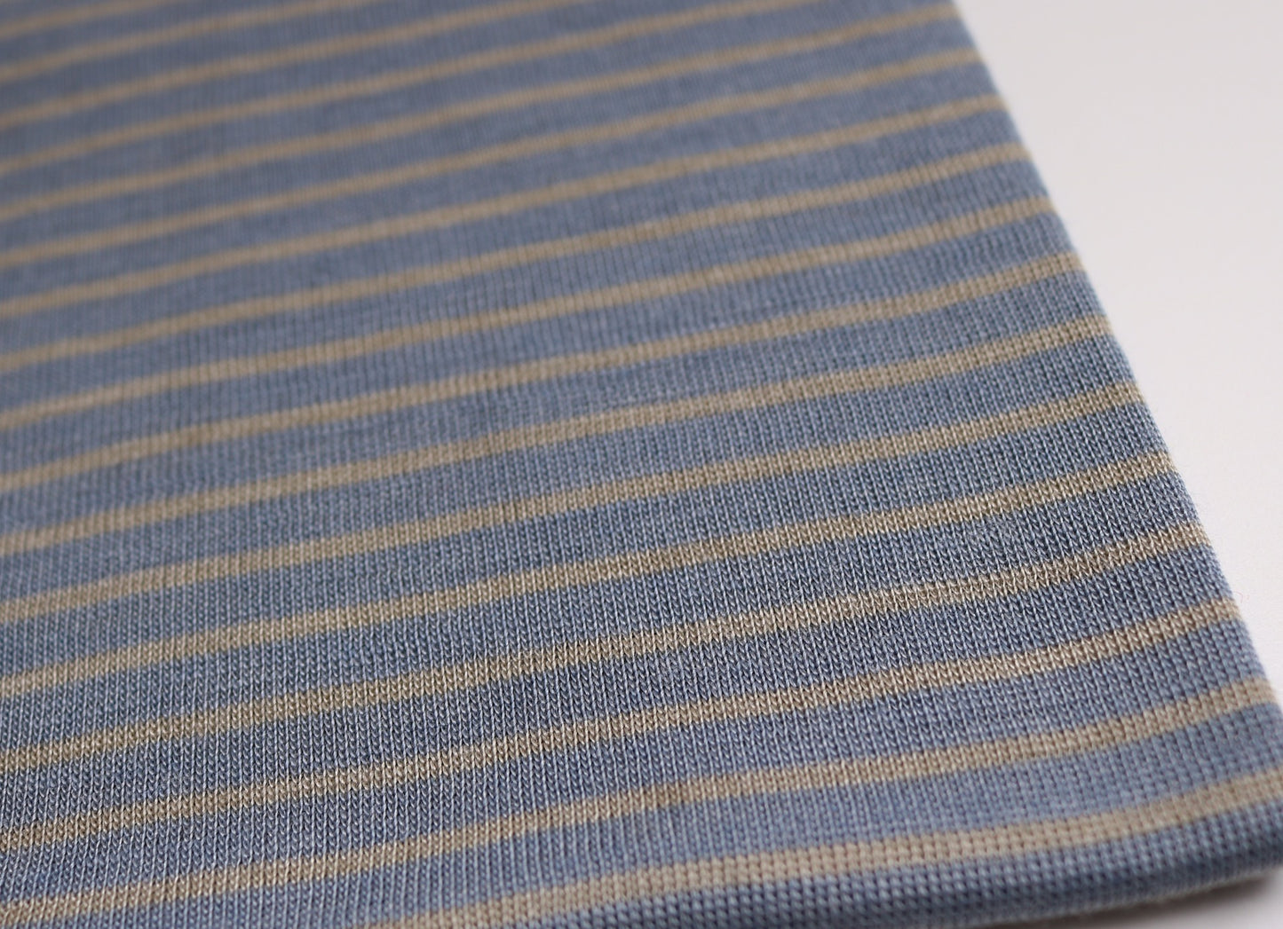 Bio Wolle/Seide Feinrippjersey flauschig, schmale Breite, Taubenblau-Taupe-Ringel