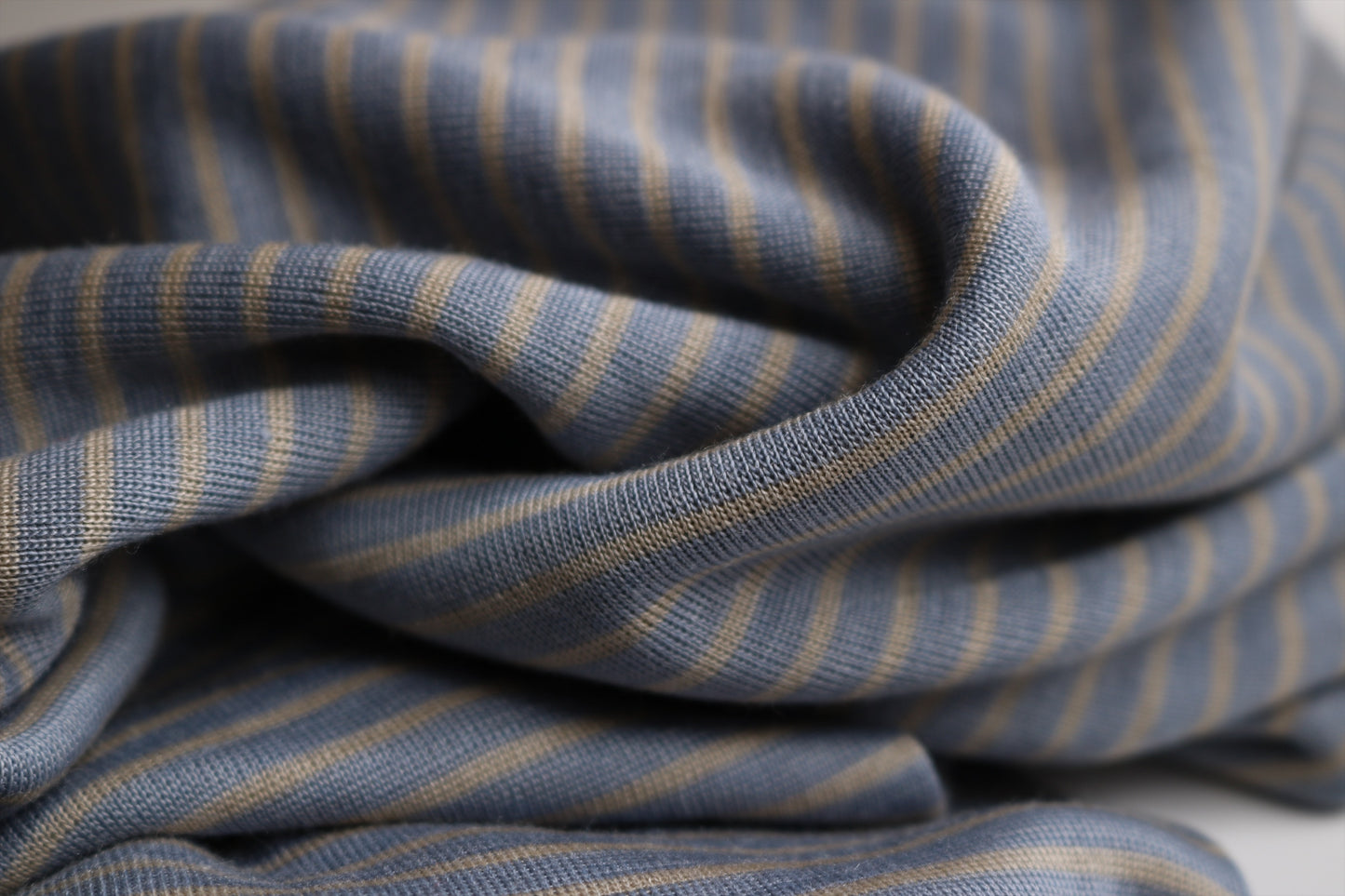 Bio Wolle/Seide Feinrippjersey flauschig, schmale Breite, Taubenblau-Taupe-Ringel