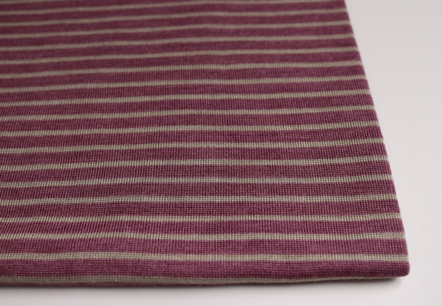 Bio Wolle/Seide Feinrippjersey flauschig, schmale Breite, Waldfrucht-Taupe-Ringel